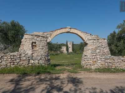 Nel frattempo eccoci giunti all�incrocio con strada vicinale Macchia di Luca. Ed � proprio qui, all�interno di un appezzamento di terreno delimitato da un tipico muretto a secco, che si trova la Torre degli Spiriti